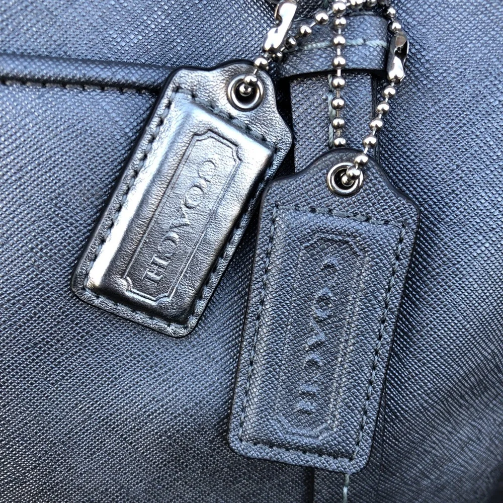 Authentic metallic silver Coach shoulder bag - Picture 3 of 8